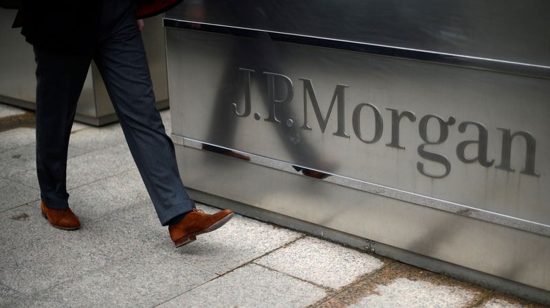 © Reuters. FILE PHOTO: A man walks into the JP Morgan headquarters at Canary Wharf in London May 11, 2012.  REUTERS/Dylan Martinez/File Photo