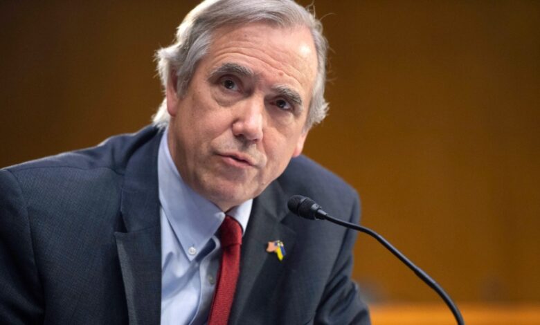 Democratic senator hammers Biden official on EV charging stations: ‘Pathetic’ Democratic senator hammers Biden official on EV charging stations: ‘Pathetic’