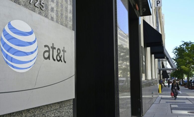AT&T, some Verizon customers report service issues across US AT&T, some Verizon customers report service issues across US