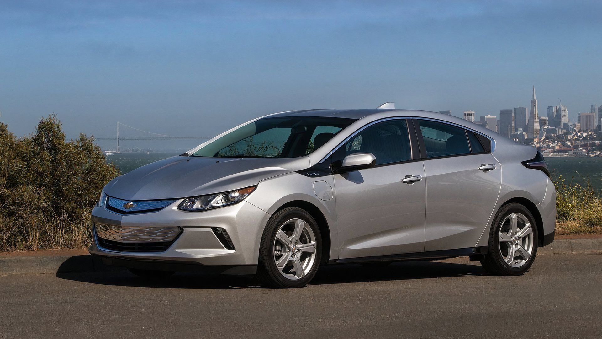 Front 3/4 view of a 2016 Chevrolet Volt