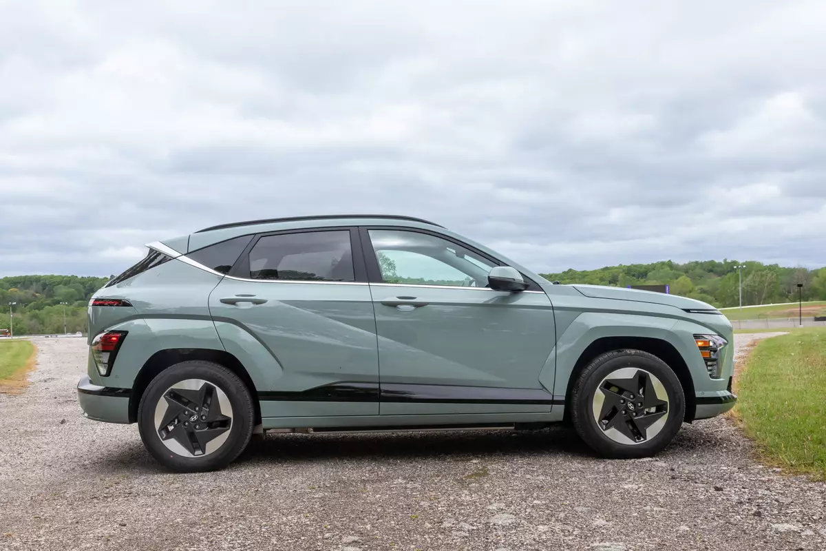 hyundai kona electric 2024 08 exterior profile scaled jpg