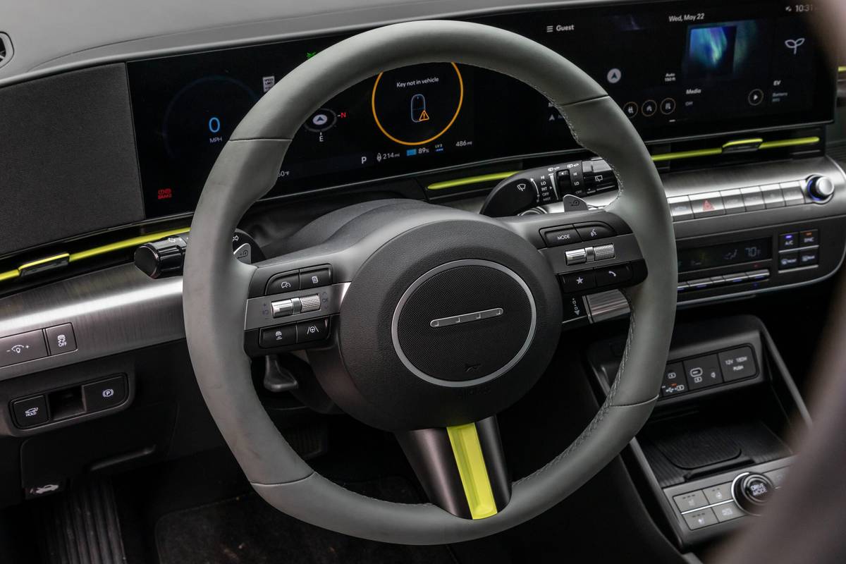 hyundai kona electric 2024 22 interior steering wheel scaled jpg