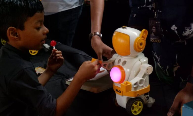 Fighting Robots to hoverboards; Roboverse VR Expo offers unique experience Fighting Robots to hoverboards; Roboverse VR Expo offers unique experience