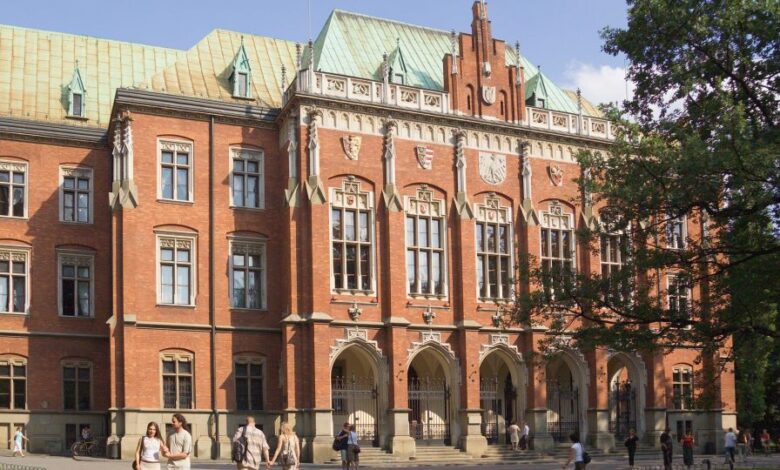 Poland's oldest university offers computer whiz kids courses in AI – TVP World