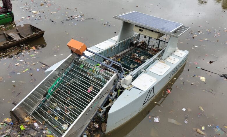 Autonomous marine trash gobbler takes on invasive weeds too Autonomous marine trash gobbler takes on invasive weeds too